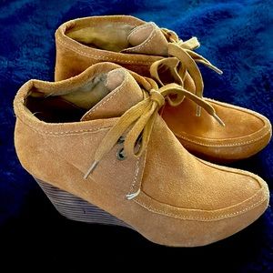 Suede tan heeled boots size 7.5 kelsi Dagger
